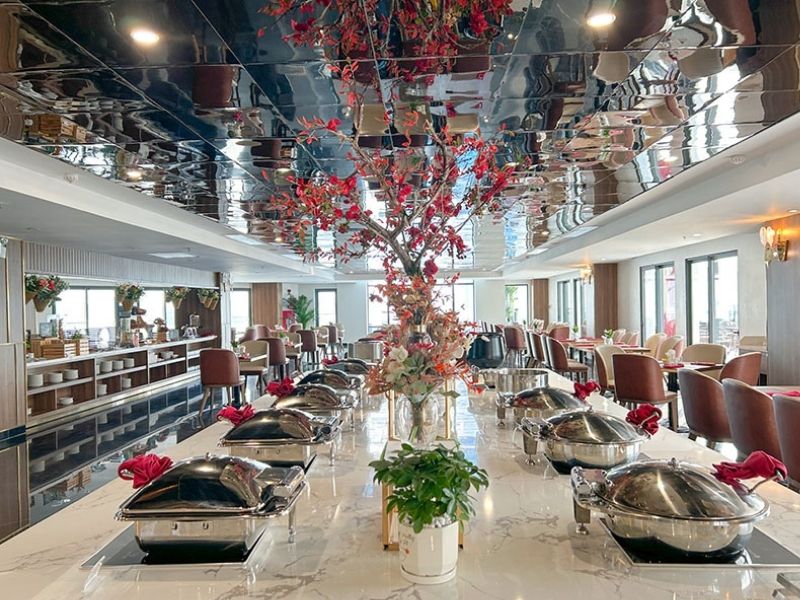 Nhà hàng Dynasty với thiết kế tinh tế, bàn ăn sang trọng và các món dimsum hấp dẫn được bày biện đẹp mắt.