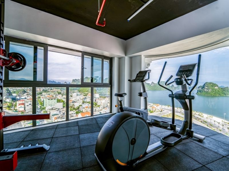 Phòng gym hiện đại với đầy đủ thiết bị tập luyện và không gian thoáng đãng.