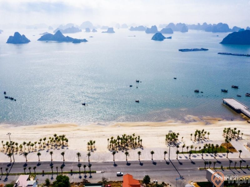 Bãi tắm Hòn Gai là nơi lý tưởng để tắm nắng và thư giãn 