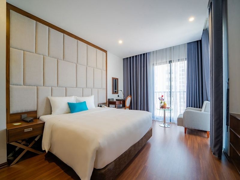 Phòng Deluxe với giường ngủ êm ái, nội thất gỗ sang trọng và không gian ấm cúng, gọn gàng