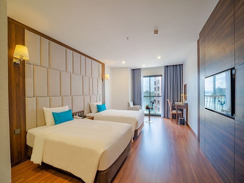 Phòng Club Deluxe sang trọng với thiết kế hiện đại, giường lớn và không gian thoáng đãng.