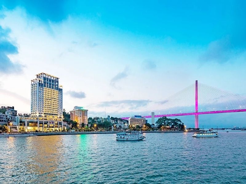 Wyndham Legend Hạ Long lý tưởng để ngắm cầu Bãi Cháy lung linh ngay từ phòng ngủ