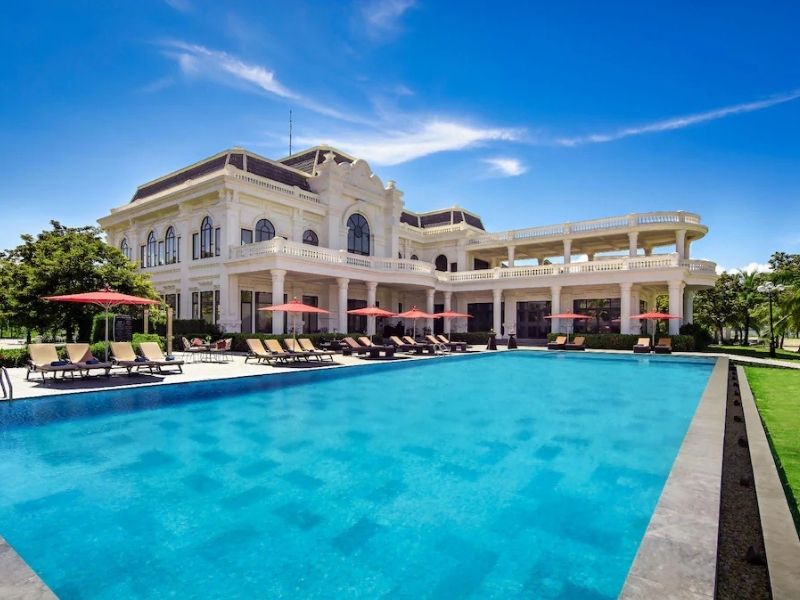 Khách sạn có hồ bơi ngoài trời rộng, lý tưởng để thư giãn, tắm nắng và rèn luyện thể thao.