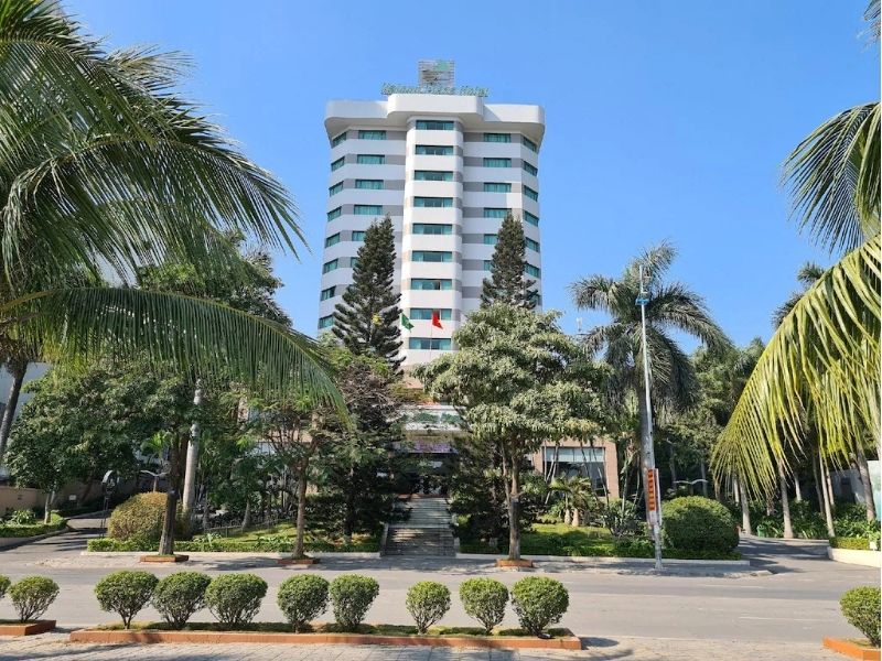 Hạ Long Plaza Hotel sở hữu vị trí thuận tiện, dễ dàng di chuyển đến các điểm tham quan