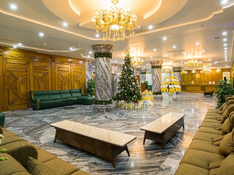 Thái Sơn Luxury Hotel nổi bật với kiến trúc tân cổ điển sang trọng bên vịnh Hạ Long