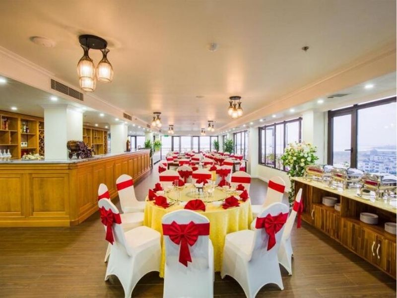 Không gian nhà hàng sang trọng với nhiều món ăn hấp dẫn