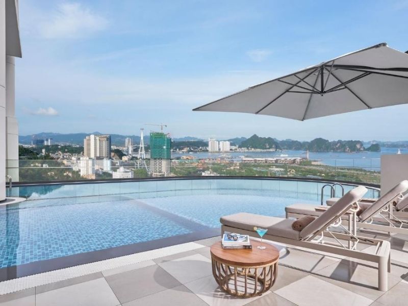 Bể bơi ngoài trời được thiết kế rộng rãi với tầm nhìn hướng ra Vịnh Hạ Long