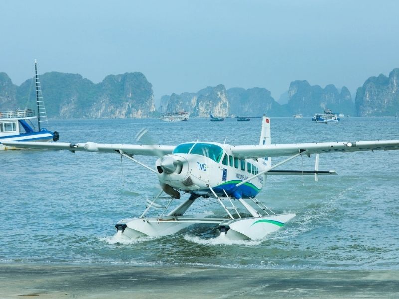 Máy bay hạ độ cao đáp xuống mặt nước rồi đi lên đường băng.