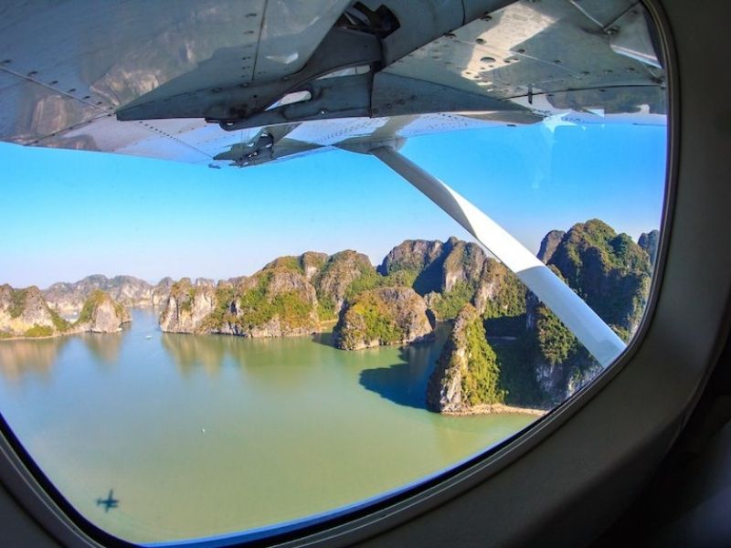 Tận hưởng vẻ đẹp hùng vĩ của núi đá vôi và biển xanh bao la từ độ cao lý tưởng