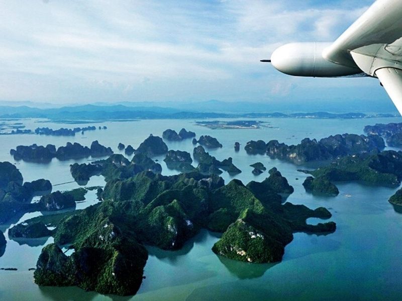 Thủy phi cơ bay ở độ cao 150–300m, giúp bạn ngắm trọn đảo đá và làn nước xanh ngọc