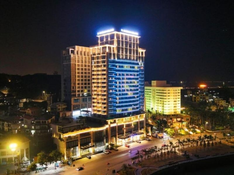 Toàn cảnh Wyndham Legend Hạ Long với thiết kế hiện đại, nổi bật bên vịnh Hạ Long.