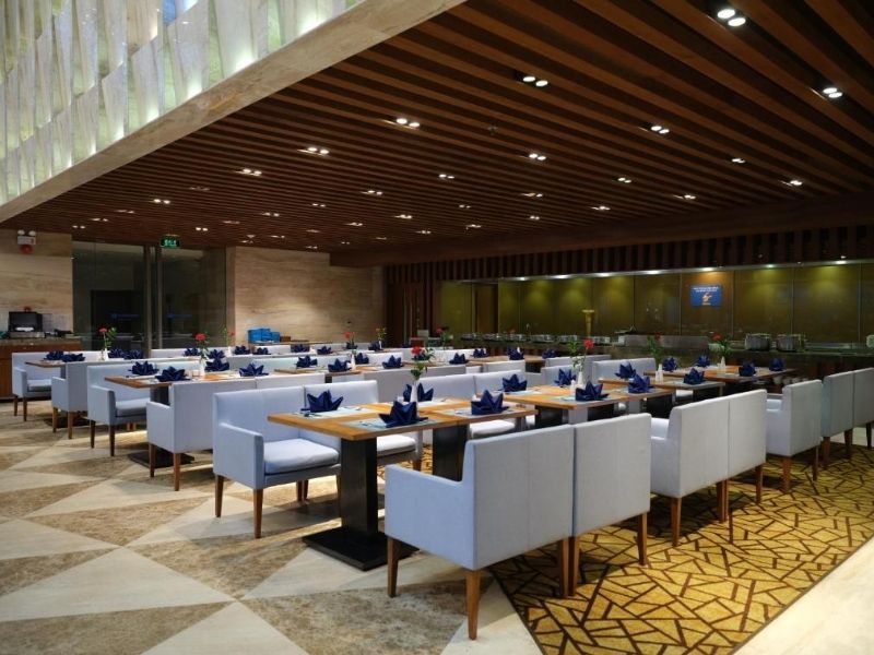 Khu vực quanh khách sạn hội tụ đầy đủ từ ẩm thực cao cấp đến bình dân, giúp bạn dễ dàng lựa chọn theo sở thích và ngân sách.