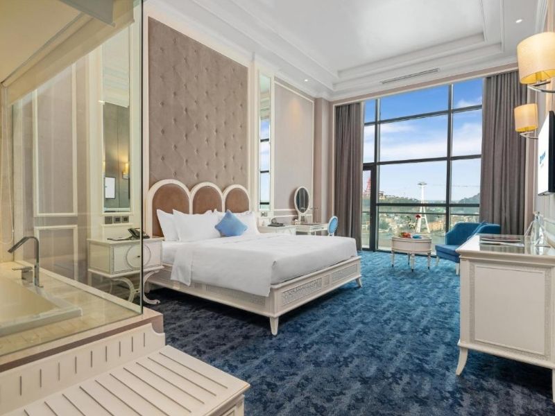 Phòng Deluxe Executive với ban công hướng biển, không gian sang trọng.