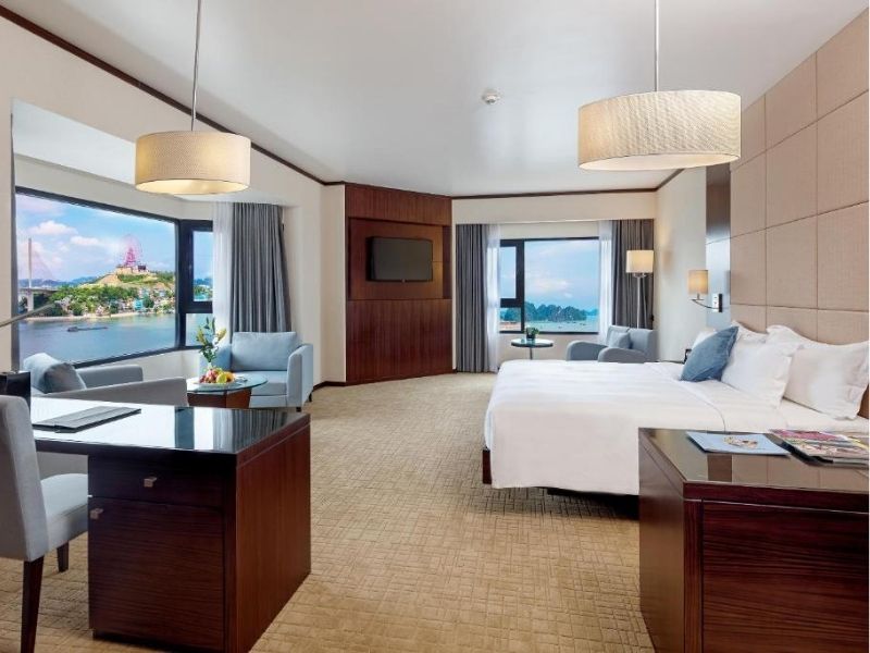 Executive Suite với phòng khách riêng, ban công rộng và view biển toàn cảnh.