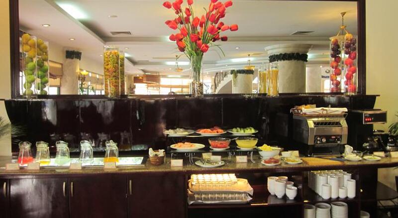 Bữa sáng buffet đầy đủ dinh dưỡng tại nhà hàng