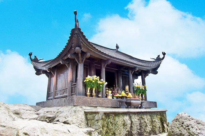 Ngôi chùa Đồng uy nghi trên đỉnh Phù Vân
