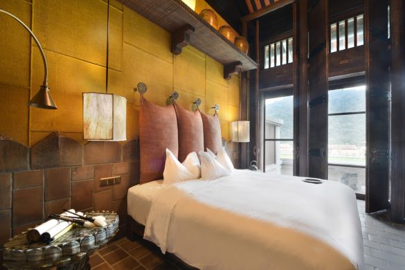 Phòng nghỉ Legacy Yên Tử với tường trát đất nung ấm cúng
