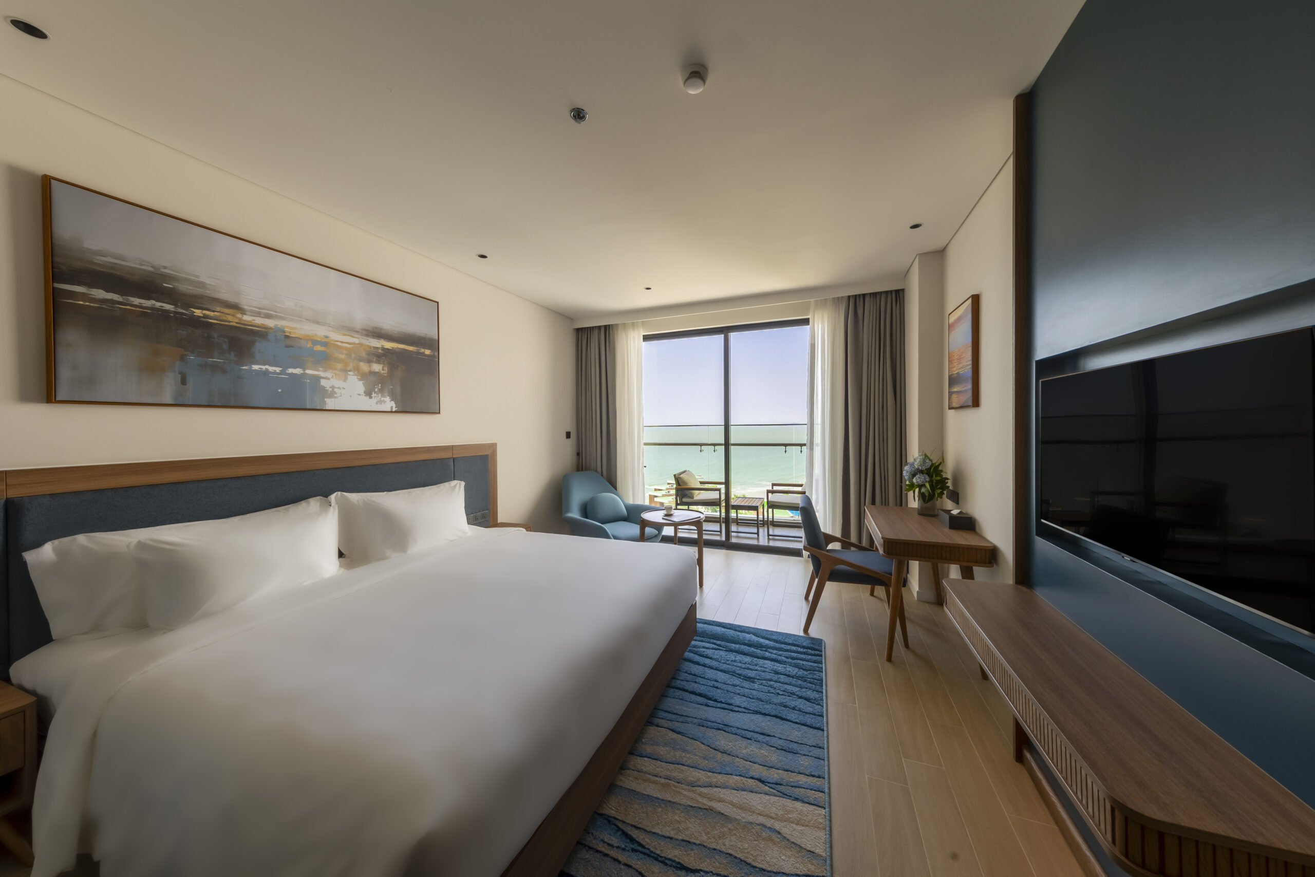 Phòng Deluxe hướng biển tại Vienna House by Wyndham Charm Long Hải