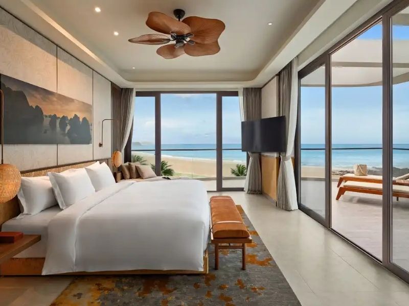 Phòng Junior Suite với ban công hướng biển, không gian ấm cúng và nội thất sang trọng.