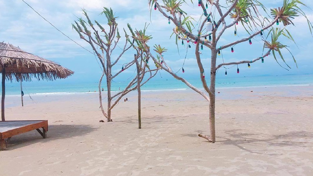 Bãi biển Vàn Chảy với đường bờ biển dài uốn lượn