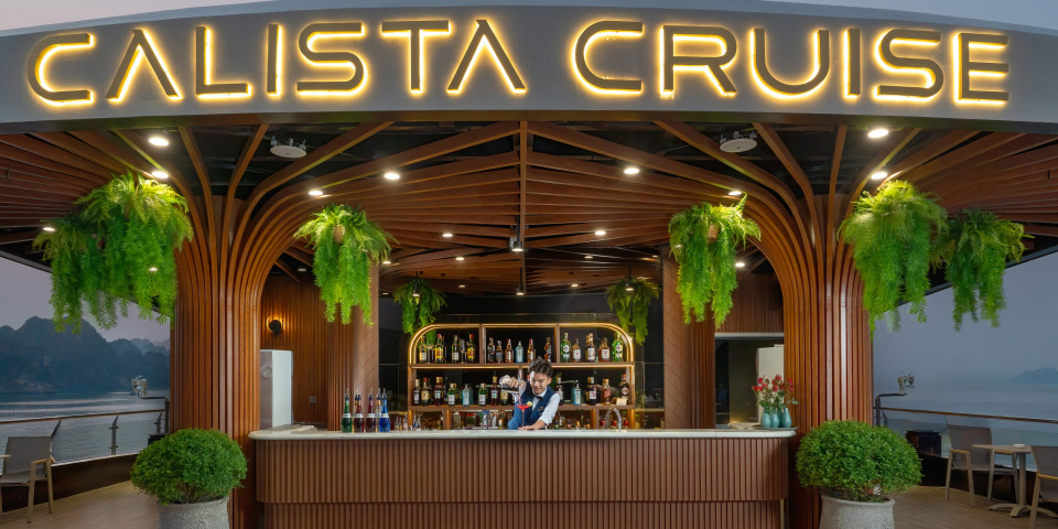 Calista Breeze Bar là tọa độ lý tưởng để ngắm hoàng hôn buông xuống vịnh Lan Hạ