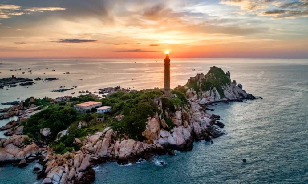 Đón bình minh và hoàng hôn rực rỡ trên mũi Kê Gà