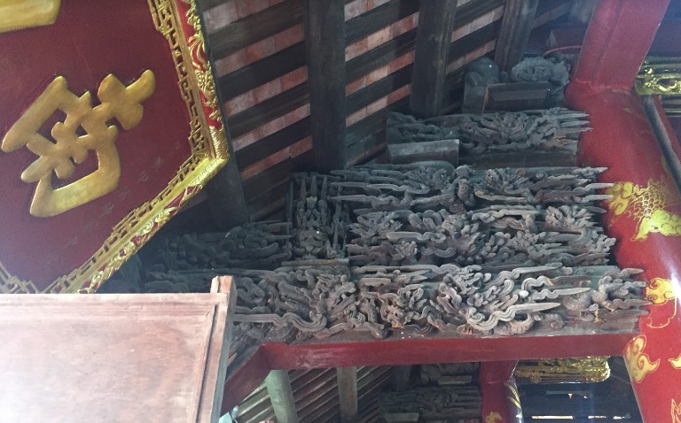 Những nét chạm khắc tinh xảo trên hệ thống cột kèo bằng gỗ lim thể hiện kỹ nghệ điêu khắc đỉnh cao của các nghệ nhân xưa