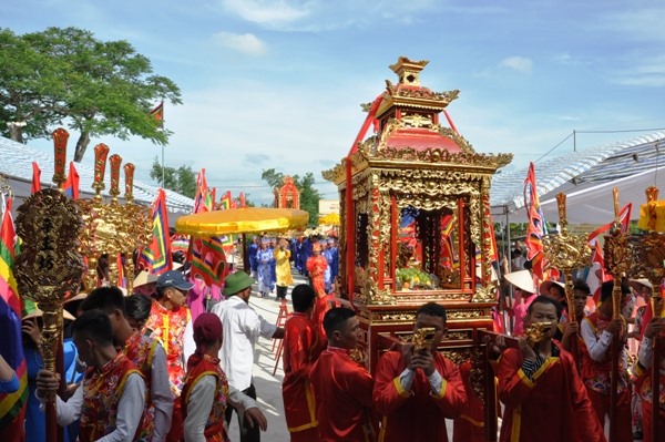 Nghi lễ rước thần trên biển linh thiêng