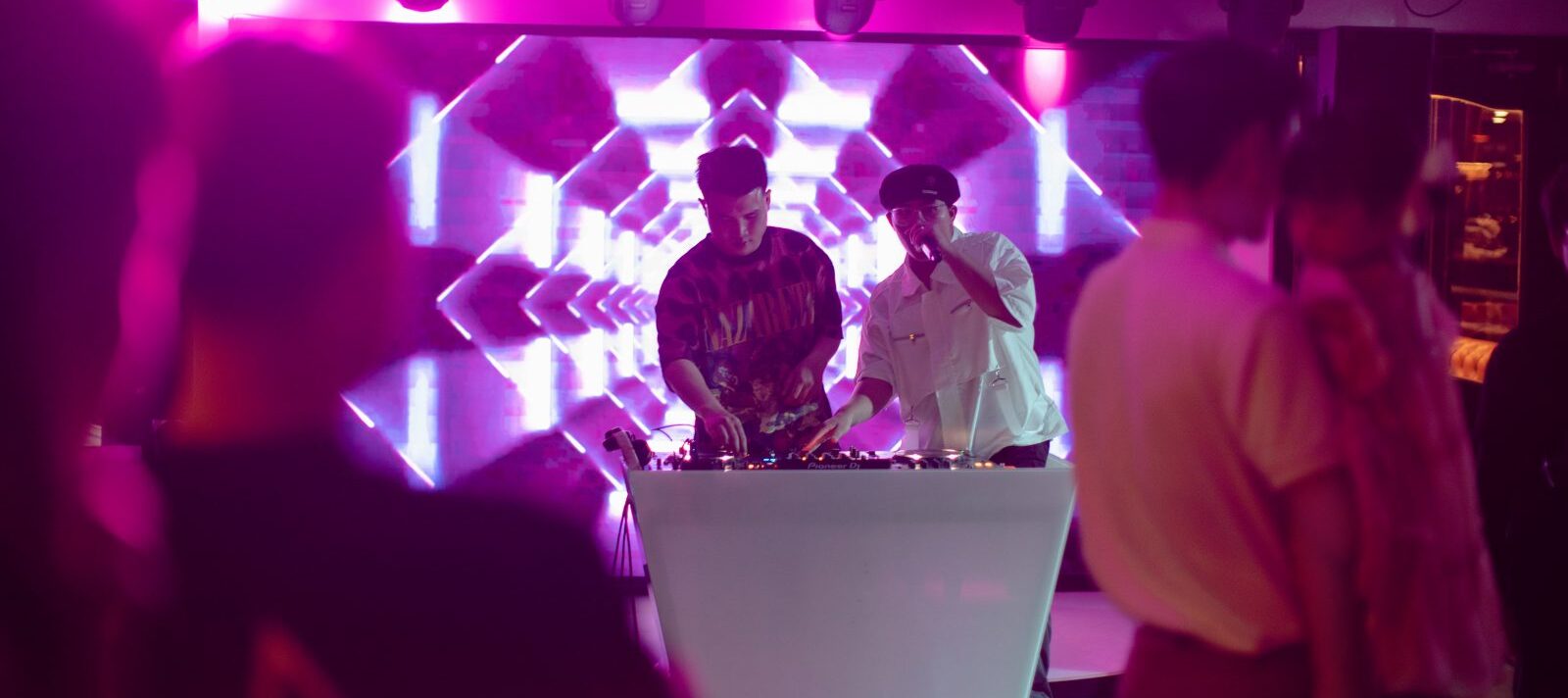 DJ khuấy động bầu không khí với âm nhạc
