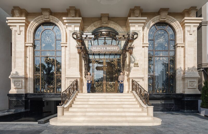 Ngoài cửa của D'lecia Hotel nhìn vào