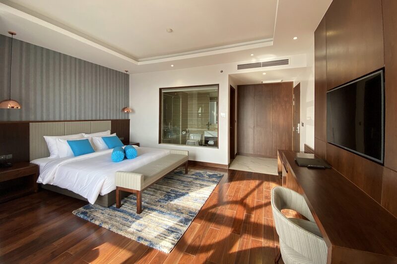 Căn phòng với nội thất lát sàn sang trọng