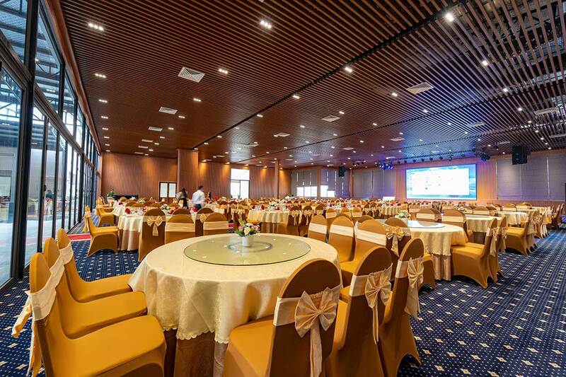 D’lioro Hotel sở hữu phòng hội nghị có sức chứa hơn trăm người