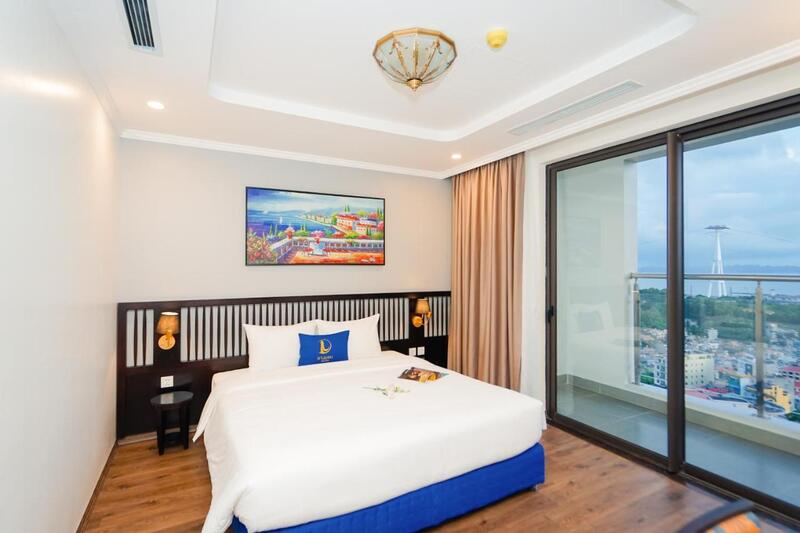 Căn phòng có ban công hướng ra Vịnh