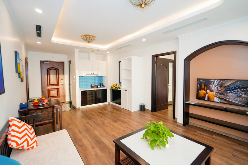 Phòng khách rộng rãi và sang trọng của Deluxe Suite