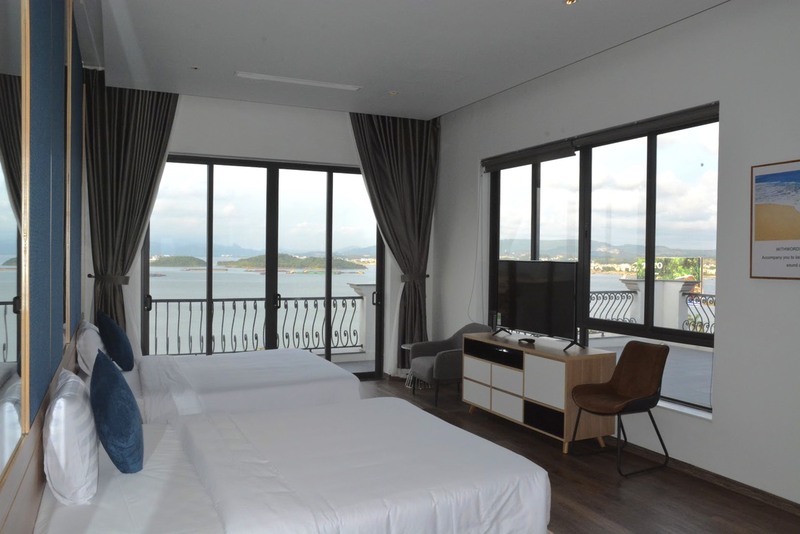 Phòng ngủ trong villa hướng thẳng ra phía Vịnh