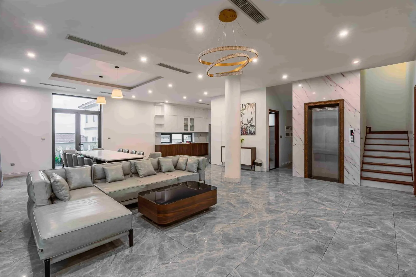 Phòng khách rộng rãi của căn villa 8 phòng ngủ