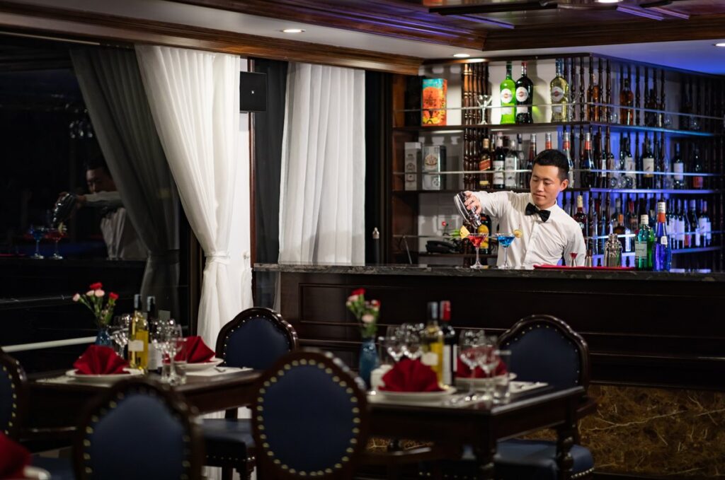 Quầy bar của Doris Cruise trang bị nhiều loại rượu khác nhau 