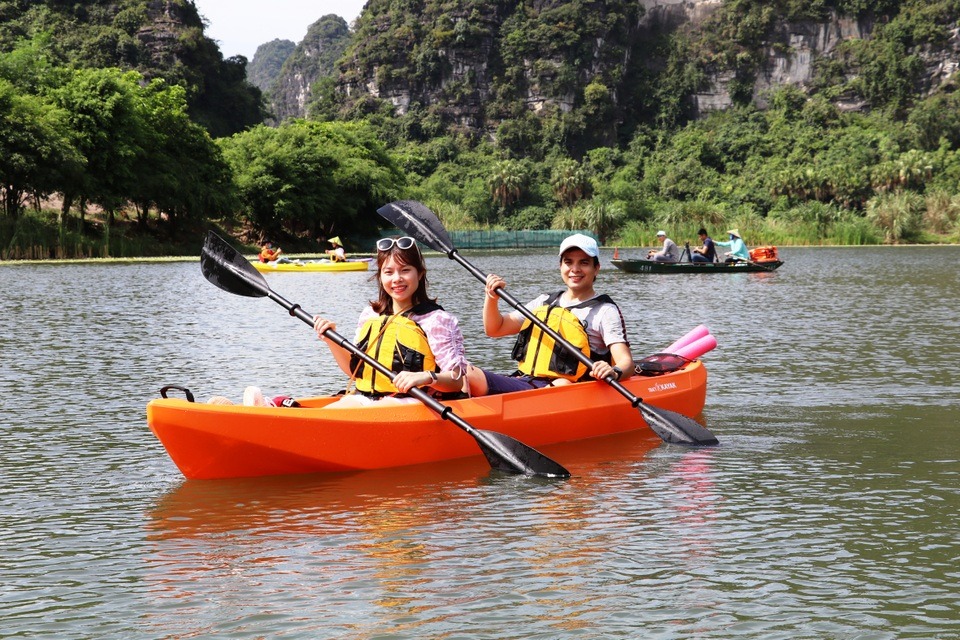 Du khách trải nghiệm trèo thuyền Kayak ngắm vẻ đẹp của vịnh