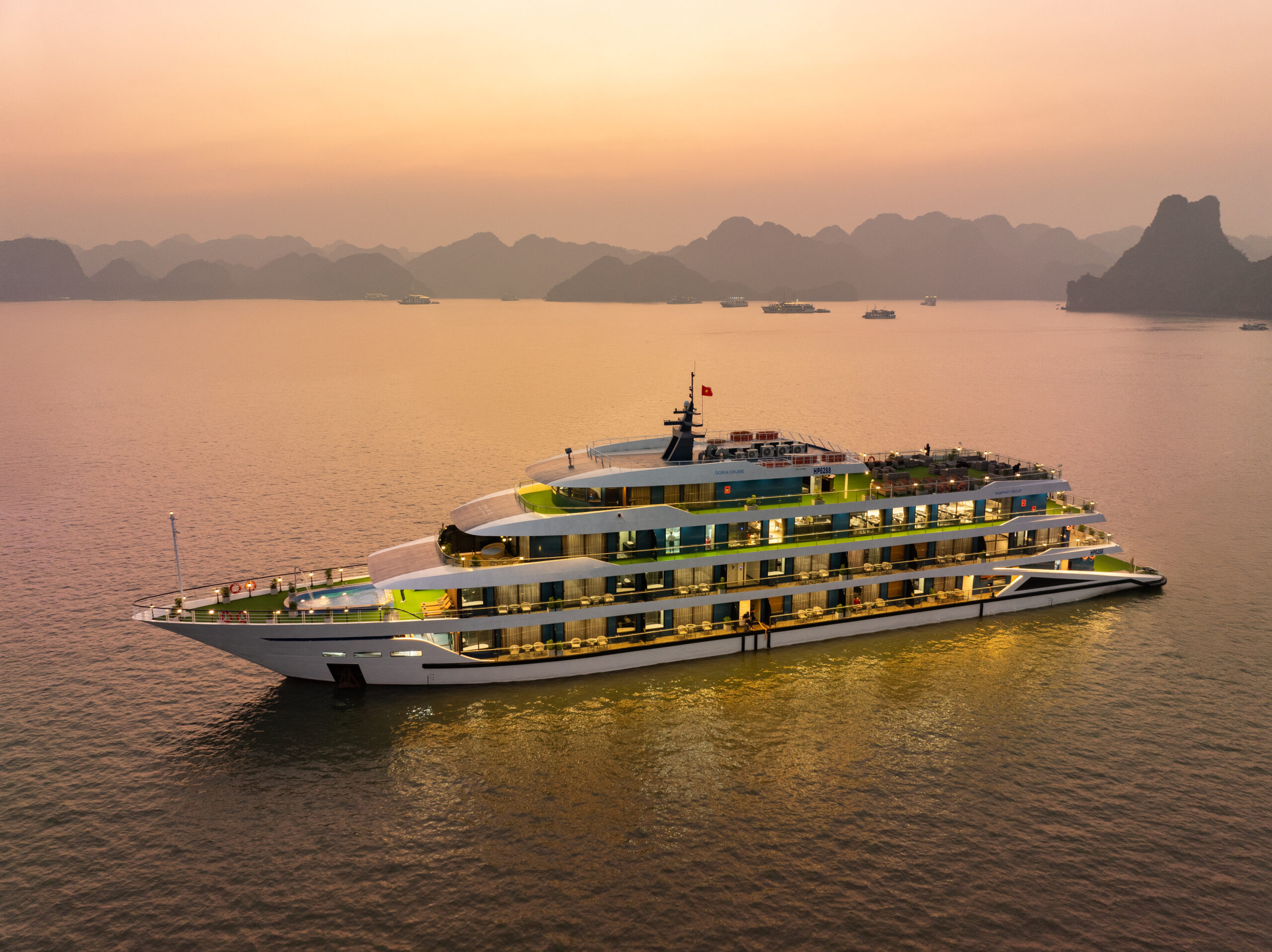 Toàn cảnh du thuyền Doria Cruise tại vịnh Lan Hạ
