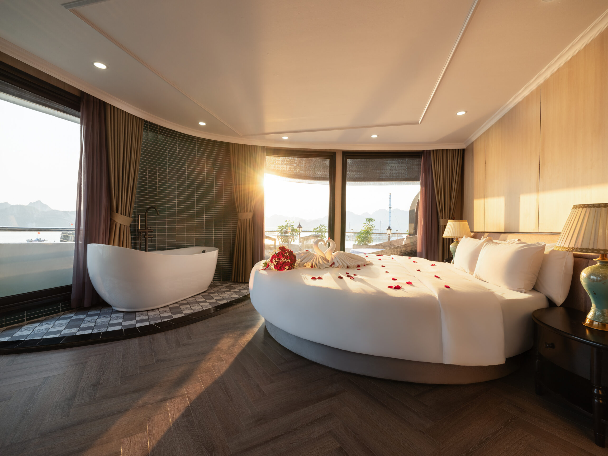 Honeymoon Suite sang trọng với view vịnh