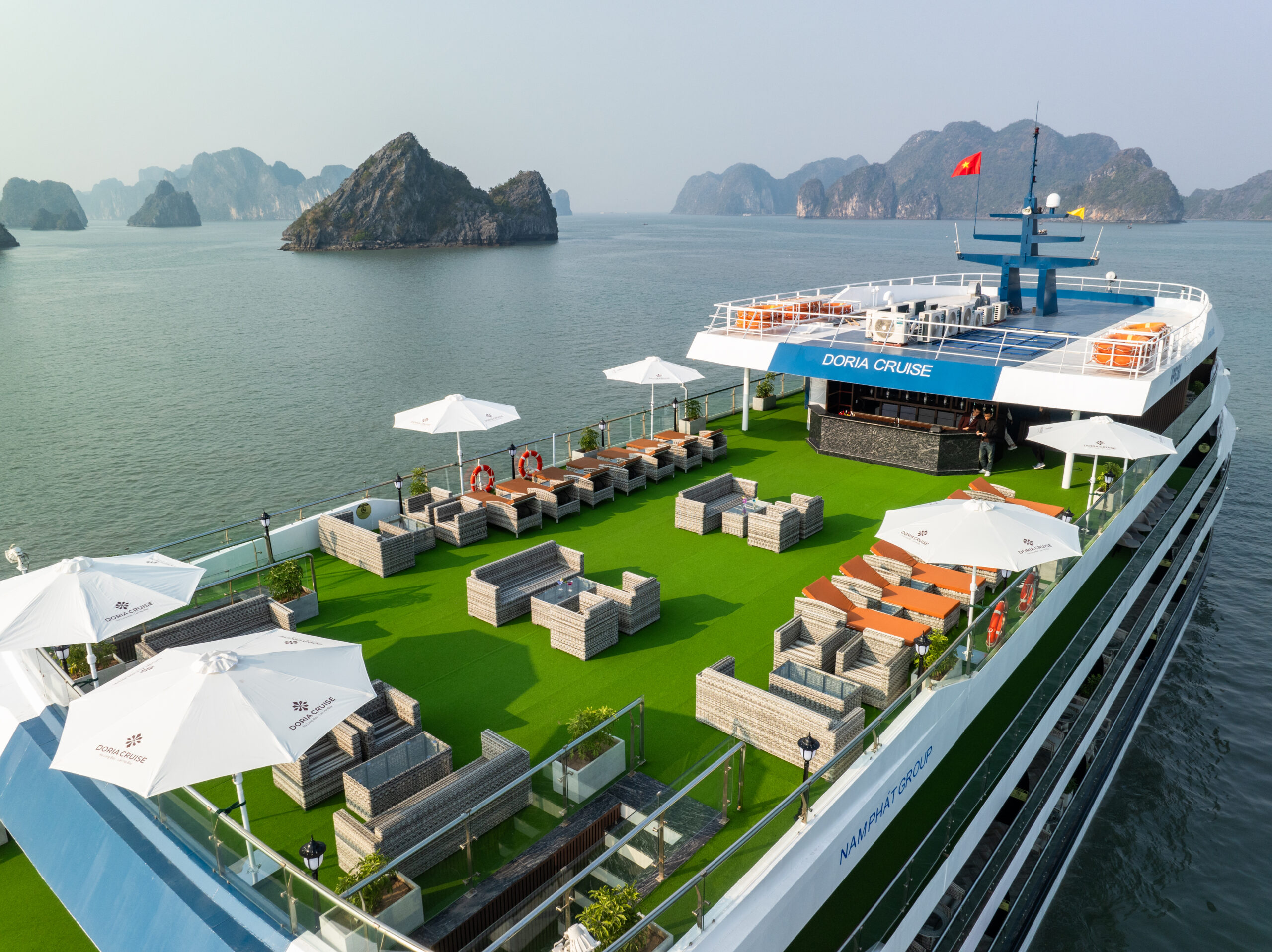 Sundeck rộng trên du thuyền Doria với view vịnh