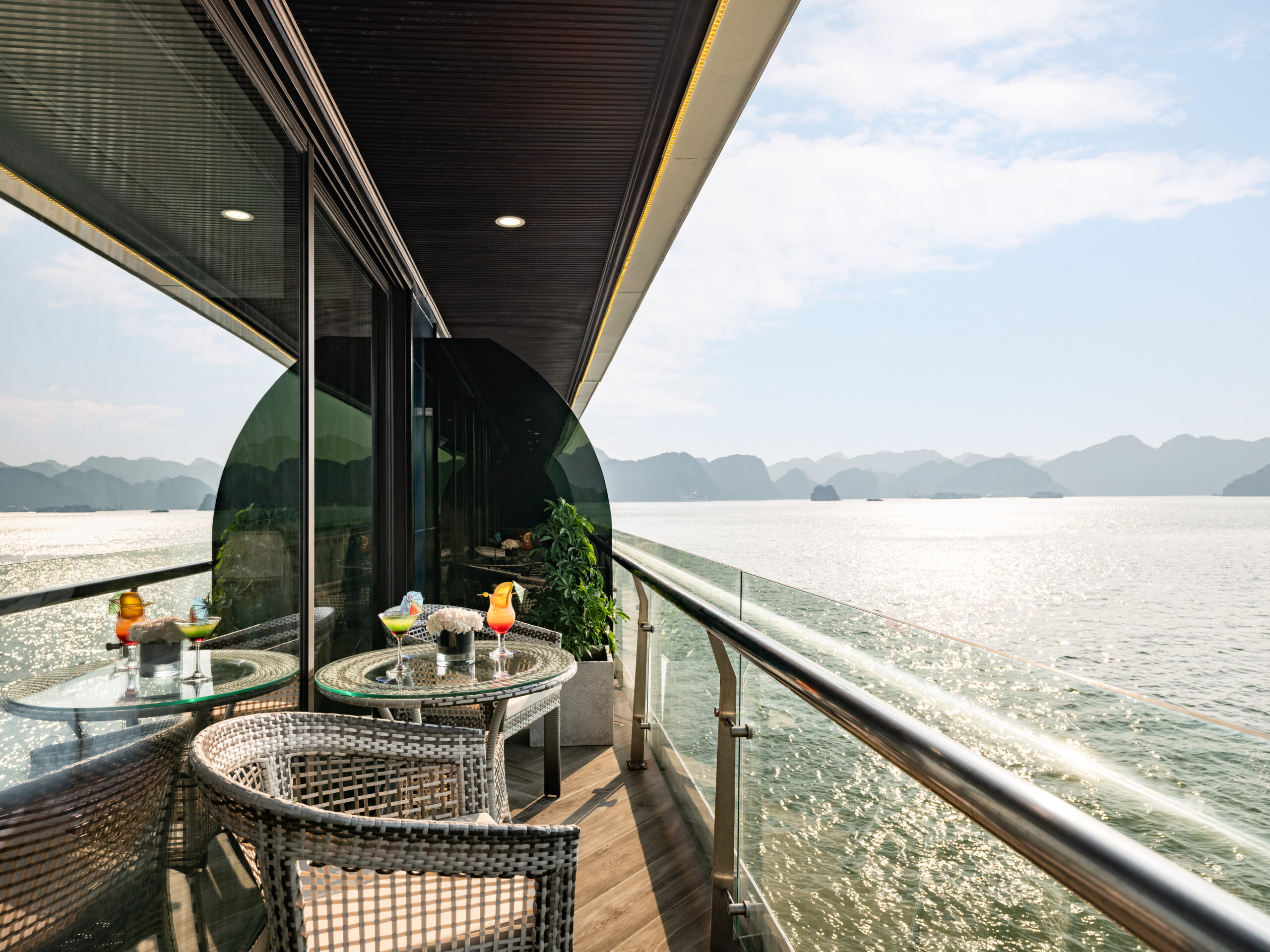 Không gian cabin Doria với ban công riêng hướng vịnh