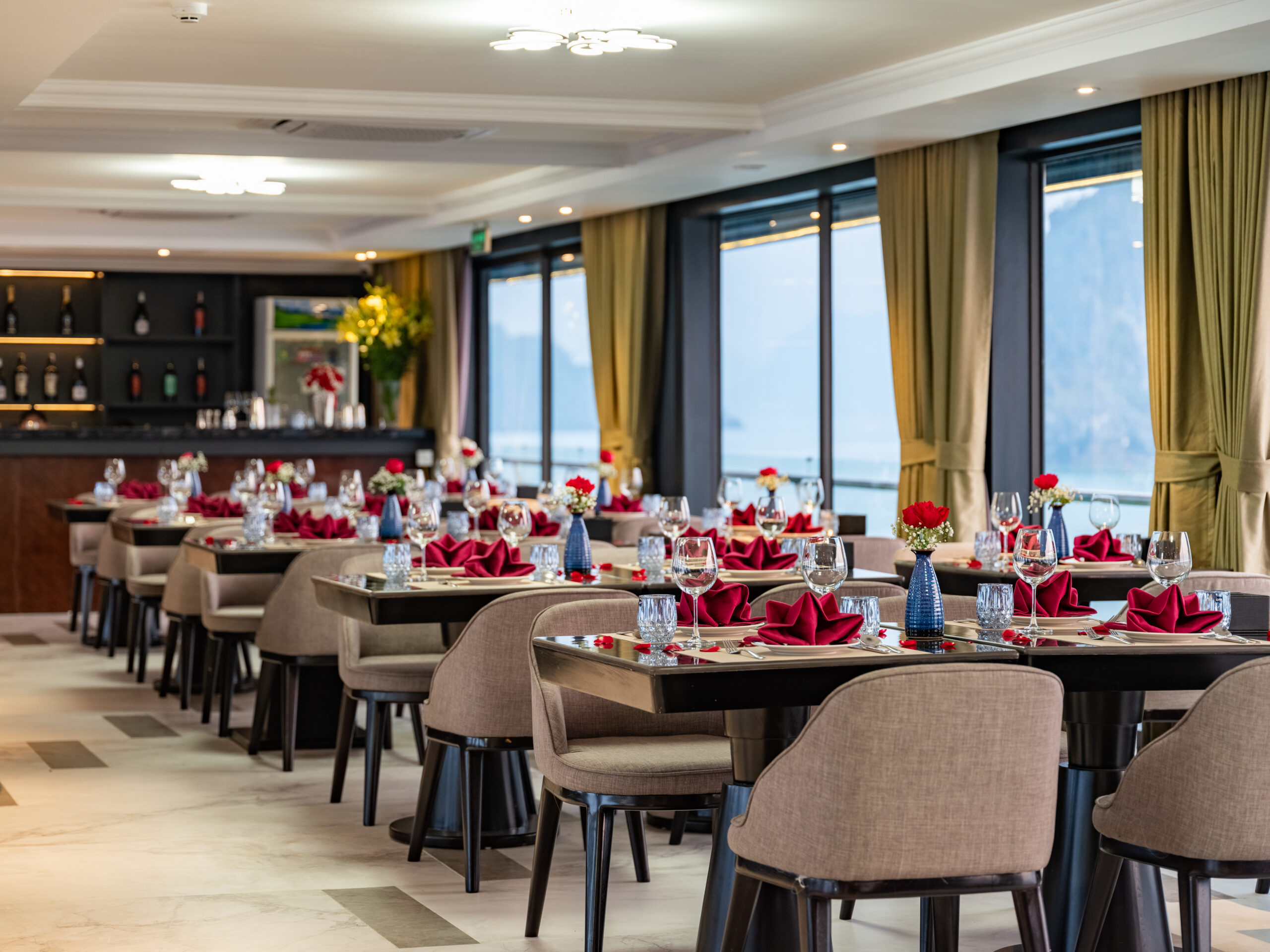 Nhà hàng Doria view toàn cảnh vịnh Lan Hạ