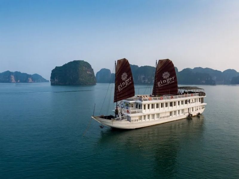 Du thuyền Garden Bay Legend là lựa chọn lý tưởng cho những ai muốn tận hưởng sự yên bình và sang trọng giữa lòng thiên nhiên.