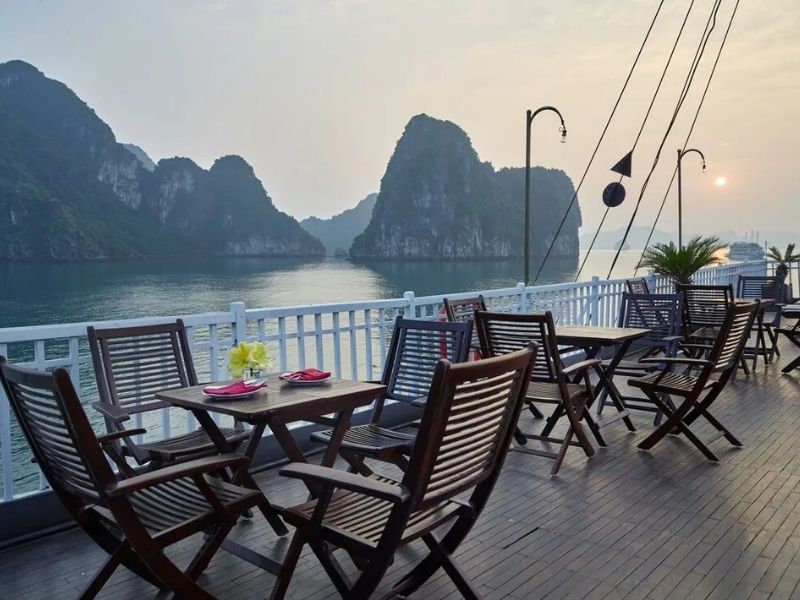 Boong tàu rộng rãi với ghế dài, view 360° hướng ra biển và Vịnh, ánh sáng tự nhiên rực rỡ.