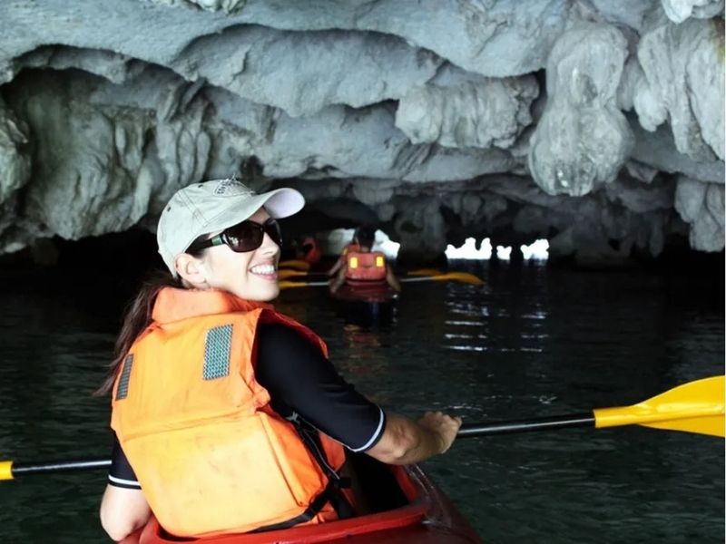 Du khách chèo kayak hoặc tham quan làng chài bằng thuyền nan.