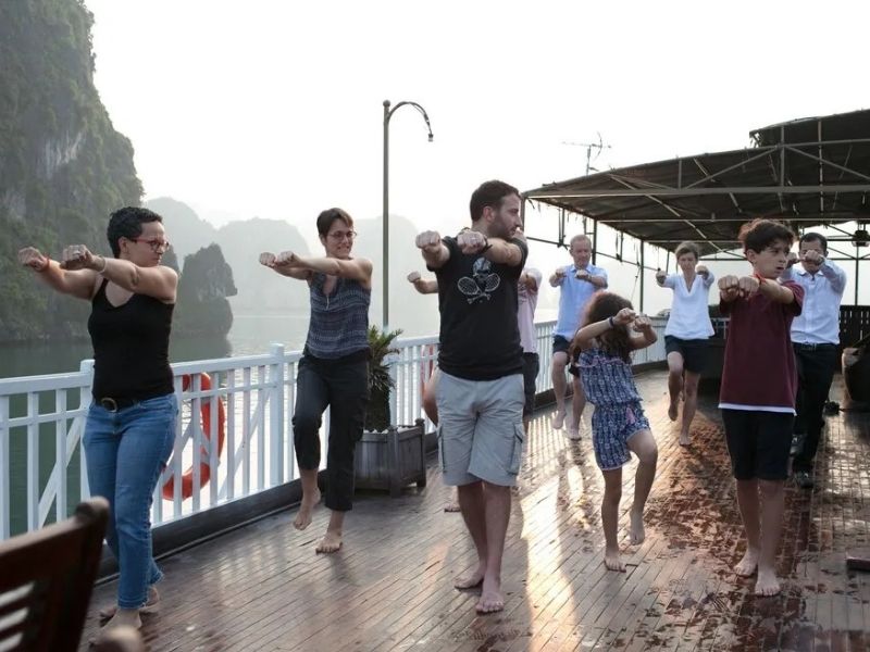 Lớp thái cực quyền vào sáng sớm trên sundeck