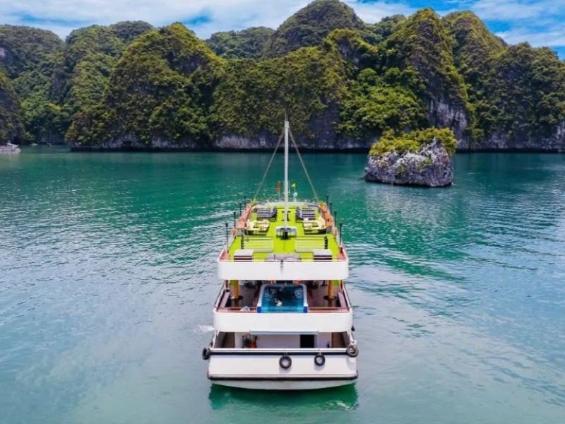 Không gian trên du thuyền rộng rãi với thiết kế 3 tầng sang trọng
