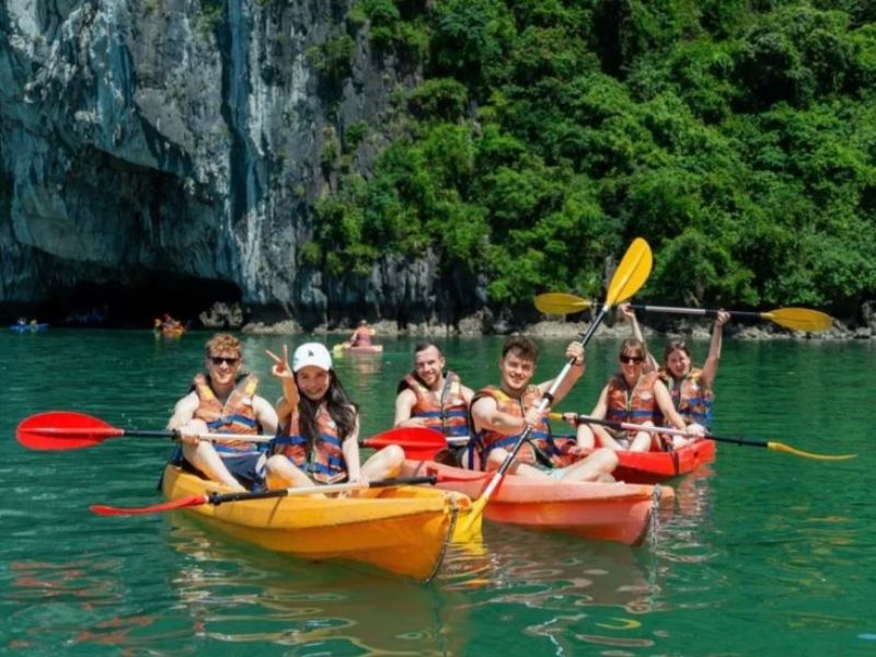 Du khách chèo kayak khám phá Hang Luồn.