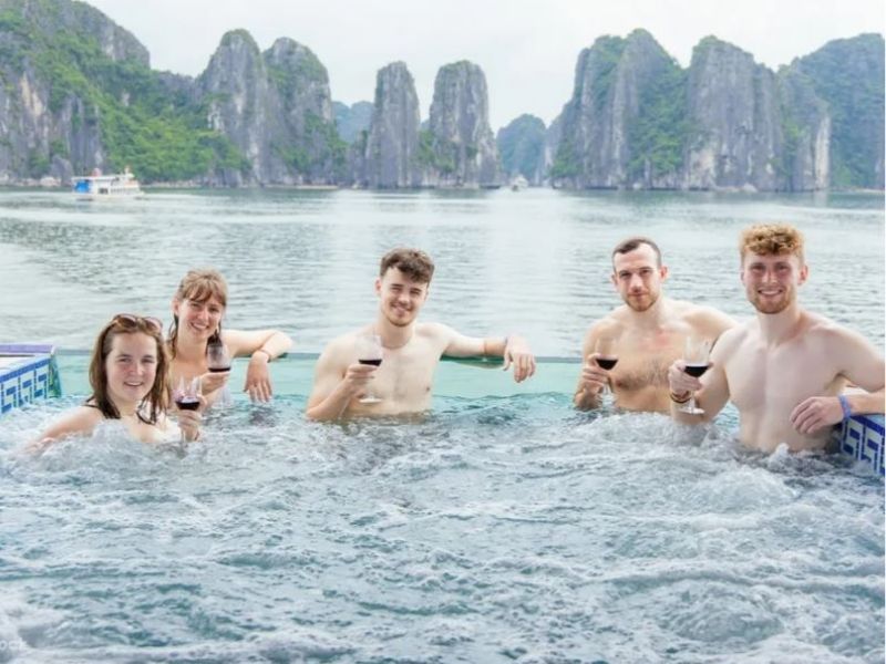 Du thuyền Heritage Daily sang trọng trên Vịnh Hạ Long, mang đến trải nghiệm đẳng cấp và thư giãn.